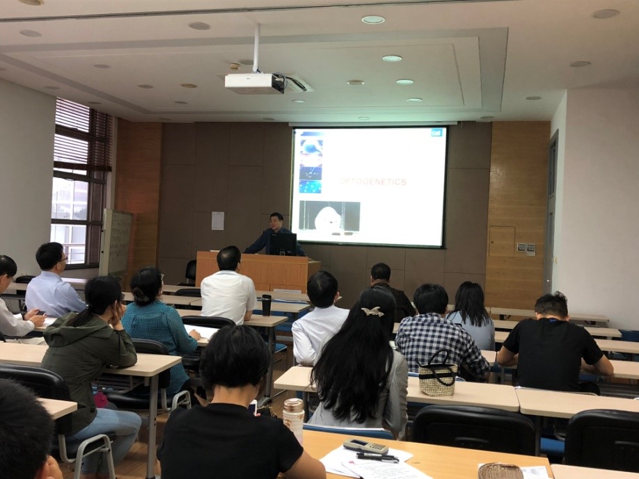 “一路走，一路带，一路话秋实”――av动漫